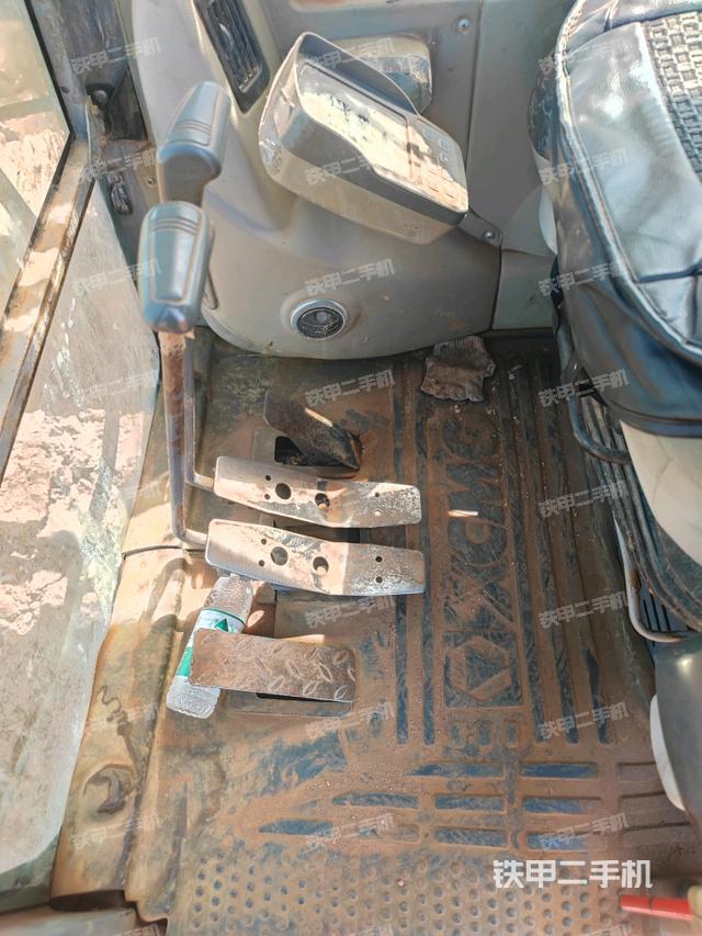 行走控制手柄和踏板?俯拍(駕駛室部分) 行走控制手柄和踏板?俯拍(駕駛室部分)