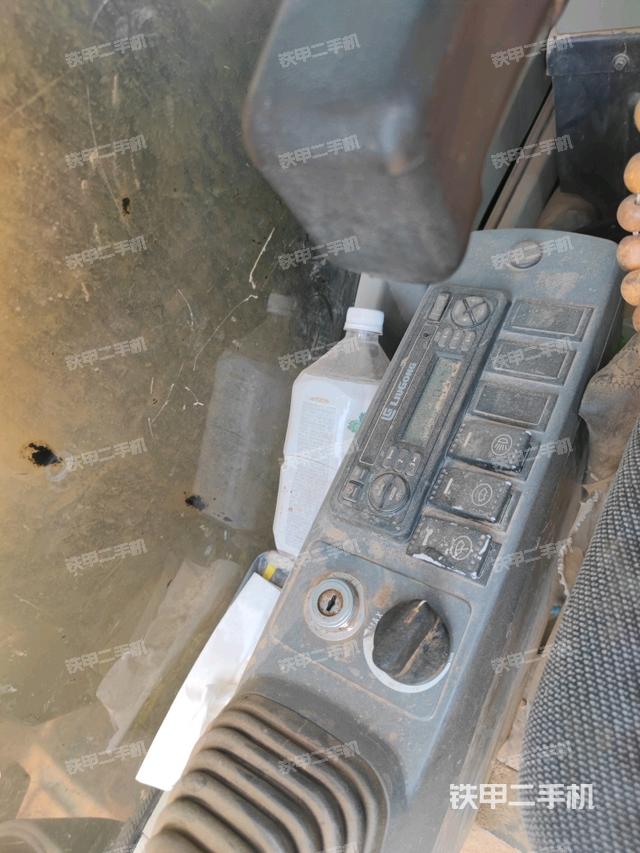 座椅左側控制臺/音響/含左手柄(駕駛室部分) 座椅左側控制臺/音響/含左手柄(駕駛室部分)