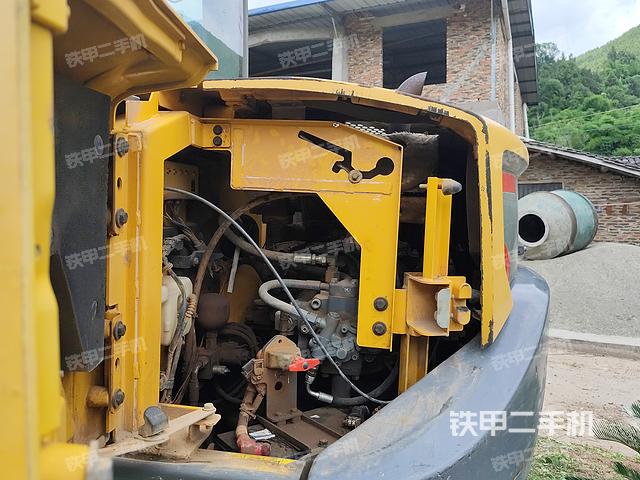 液压泵舱室正面整体（整机外观）