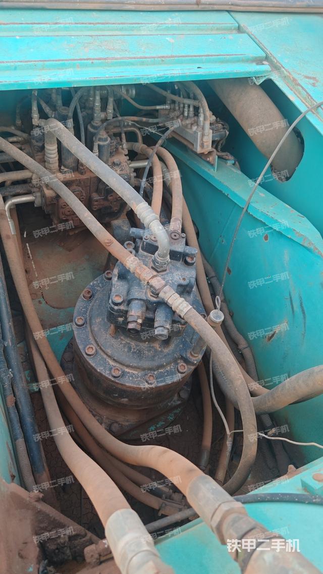 回转马达和主控阀（整机外观）