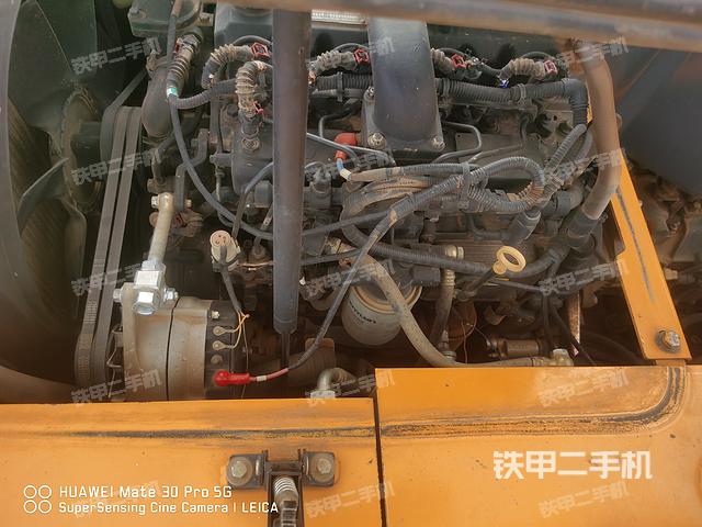 液压泵舱室正面整体（整机外观）