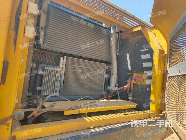 散熱器正面(大件艙室) 散熱器正面(大件艙室)