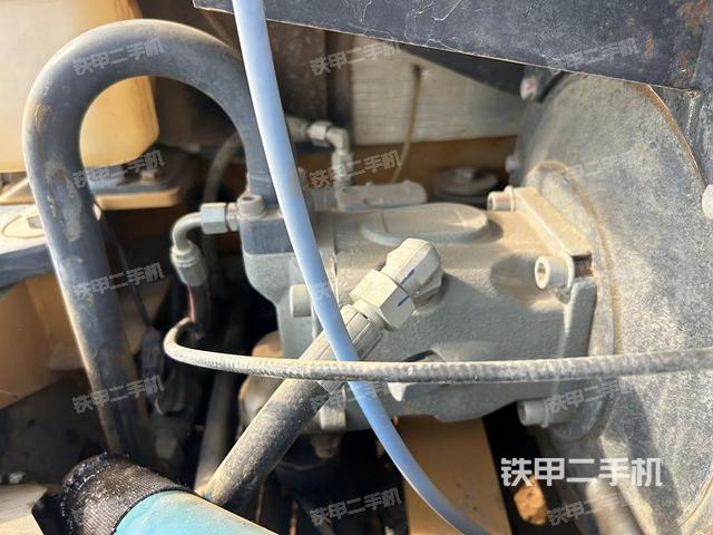 液压泵舱室正面整体（整机外观）