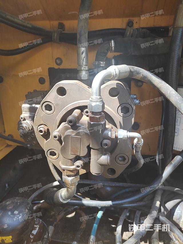 液压泵舱室正面整体（整机外观）