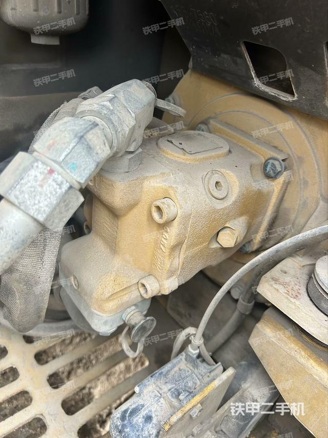 液压泵舱室正面整体（整机外观）