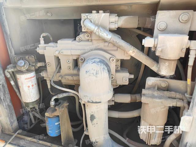 液压泵舱室正面整体（整机外观）