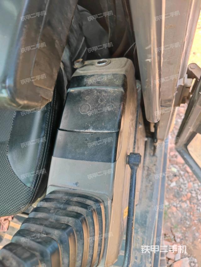 座椅右侧控制台/钥匙门/油门/含右手柄(驾驶室部分) 座椅右侧控制台/钥匙门/油门/含右手柄(驾驶室部分)