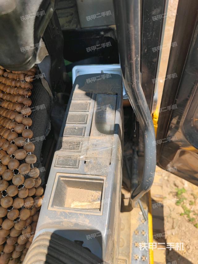 座椅右側控制臺/鑰匙門/油門/含右手柄(駕駛室部分) 座椅右側控制臺/鑰匙門/油門/含右手柄(駕駛室部分)