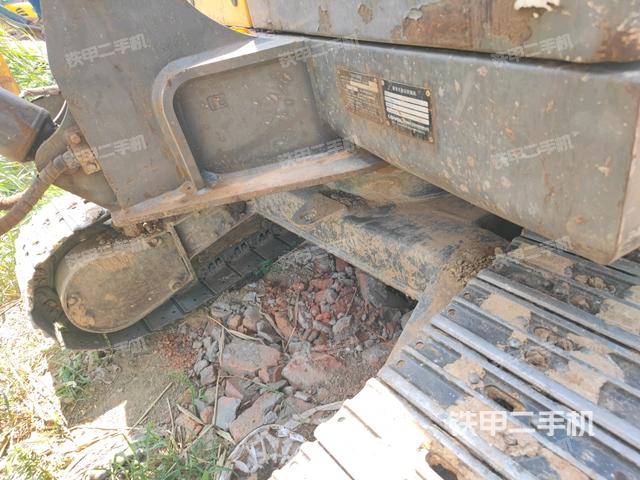 转盘和下车架正前(工作和回转装置) 转盘和下车架正前(工作和回转装置)