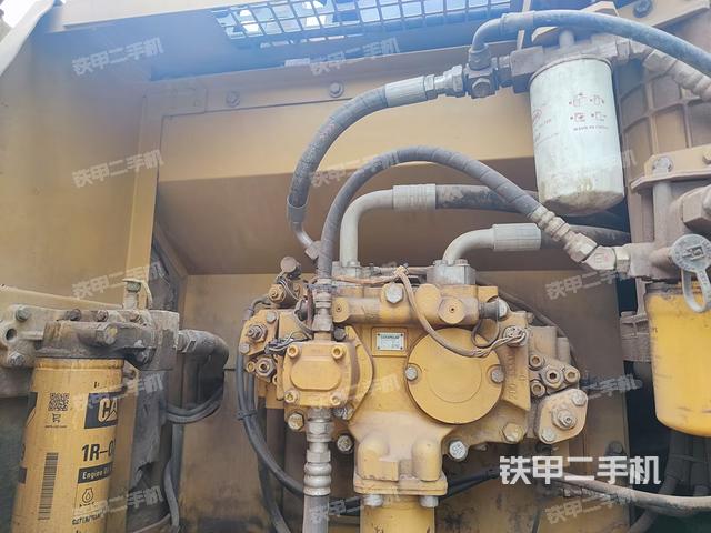 液压泵舱室正面整体（整机外观）