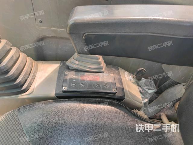 座椅左侧控制台/音响/含左手柄(驾驶室部分) 座椅左侧控制台/音响/含左手柄(驾驶室部分)