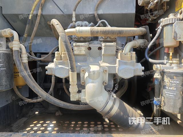 液压泵舱室正面整体（整机外观）