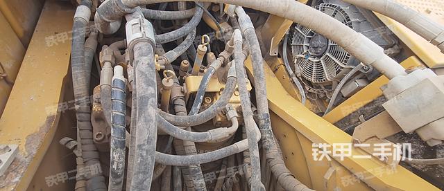 回转马达和主控阀（整机外观）