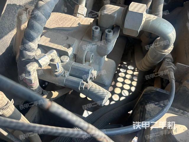 液压泵舱室正面整体（整机外观）