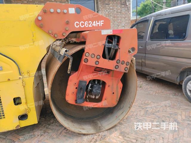 后輪左側全景（壓路機前后車架）