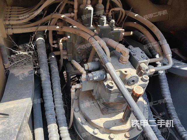 回转马达和主控阀（整机外观）