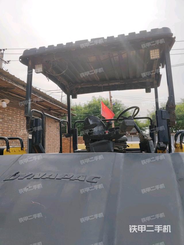 右側正面照（壓路機駕駛室）