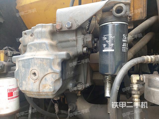 液压泵舱室正面整体（整机外观）