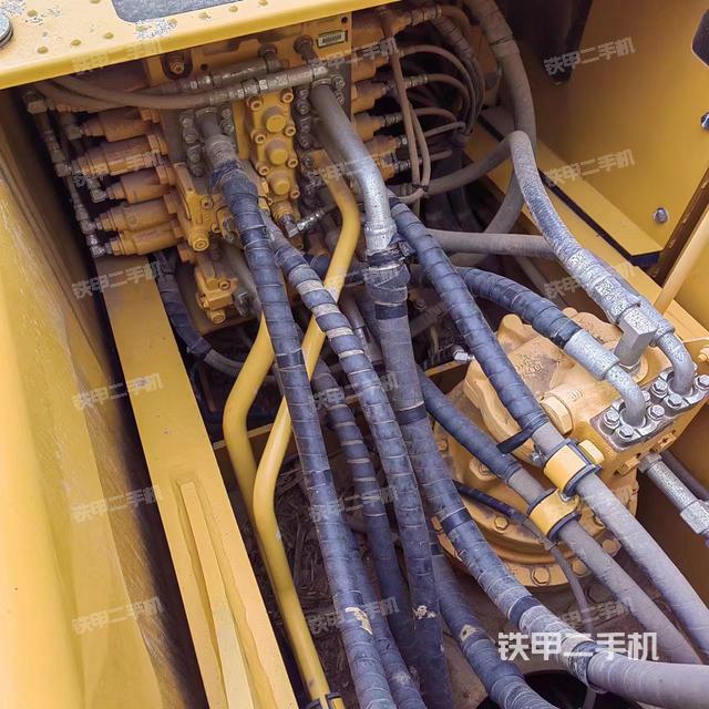 回转马达和主控阀（整机外观）