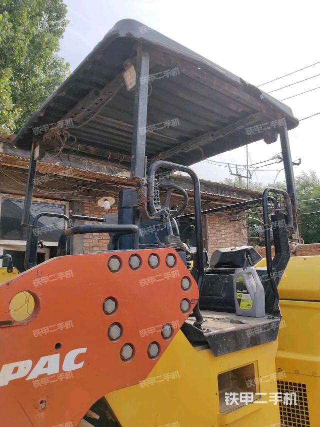 左側正面照（壓路機駕駛室）