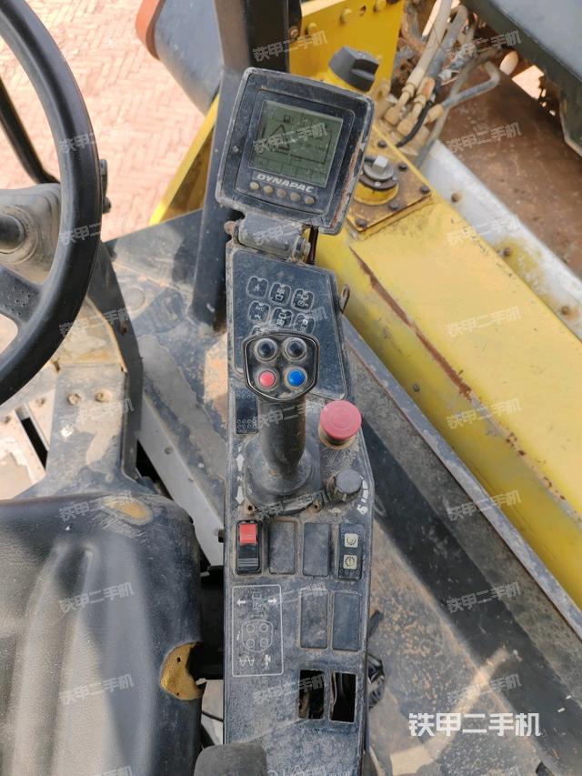 儀表盤全景（壓路機駕駛室）