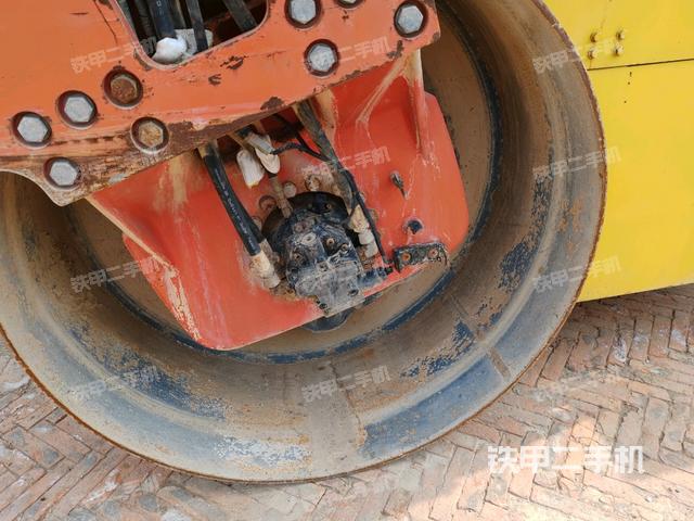 前輪左側減震塊連接及部件（壓路機前后車架）