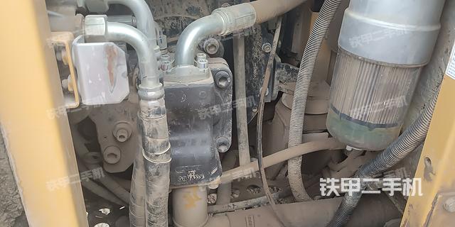 液压泵舱室正面整体（整机外观）