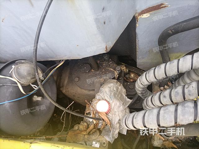 液压泵舱室正面整体（整机外观）