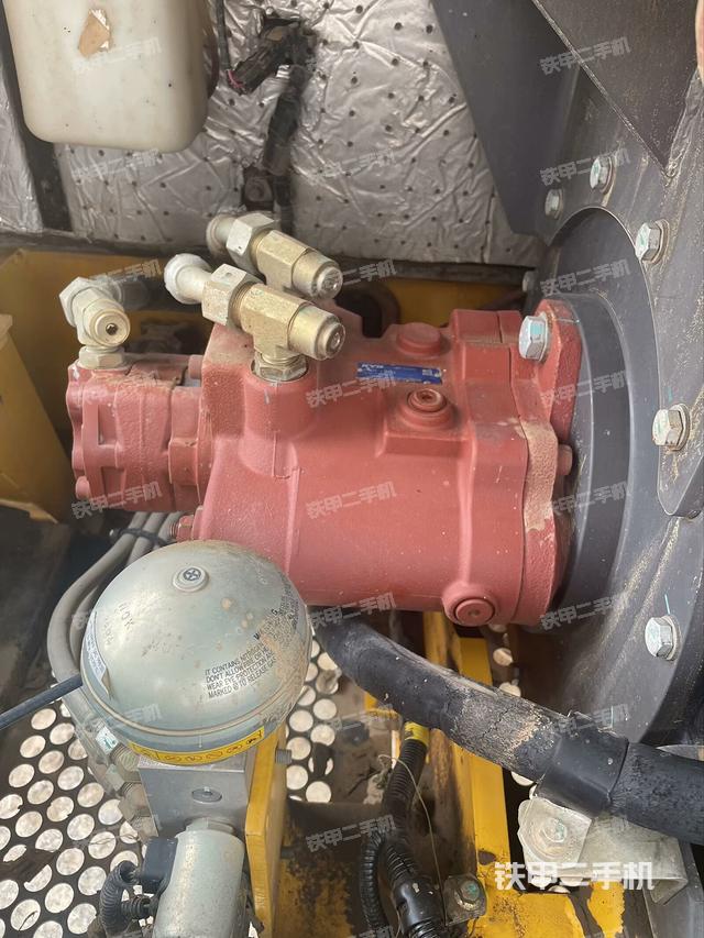 液压泵舱室正面整体（整机外观）