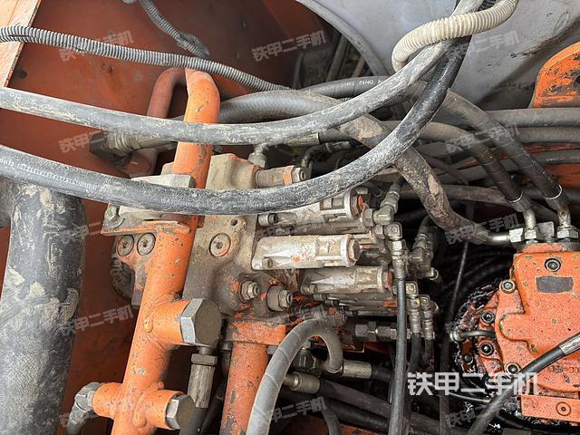 回转马达和主控阀（整机外观）