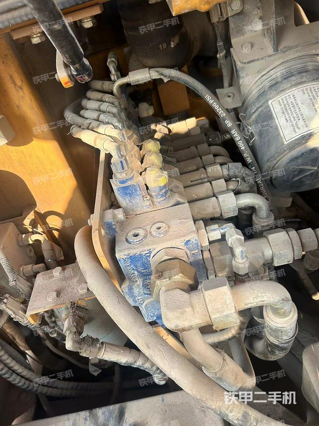 回转马达和主控阀（整机外观）