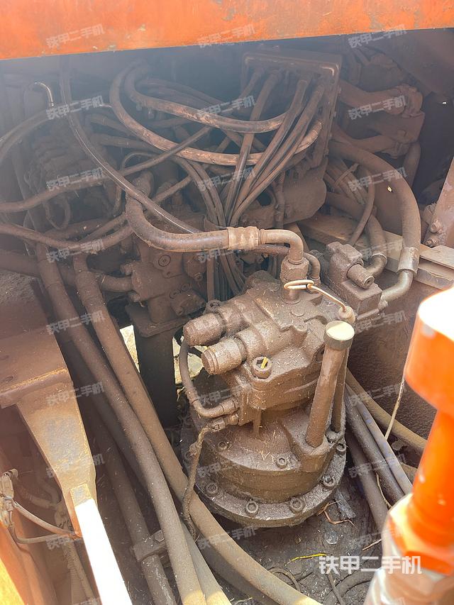 回转马达和主控阀（整机外观）