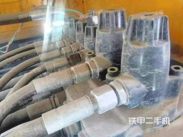 回转马达和主控阀（整机外观）