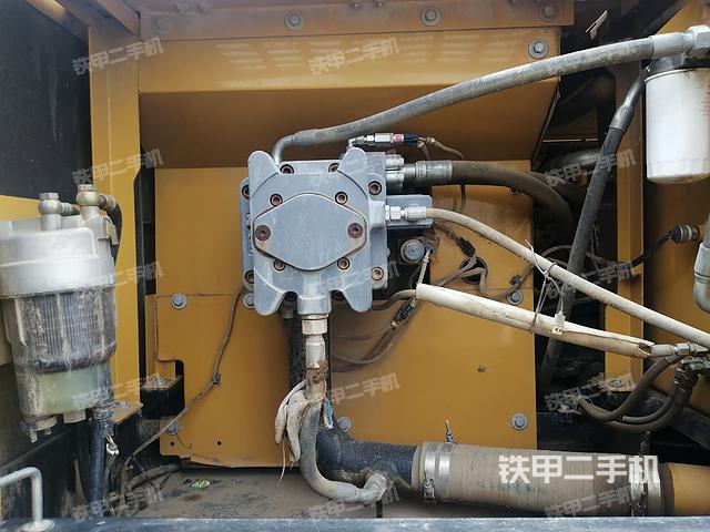 液压泵舱室正面整体（整机外观）