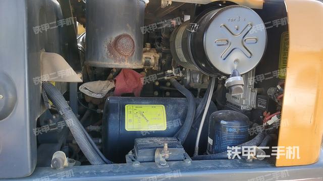 液压泵舱室正面整体（整机外观）