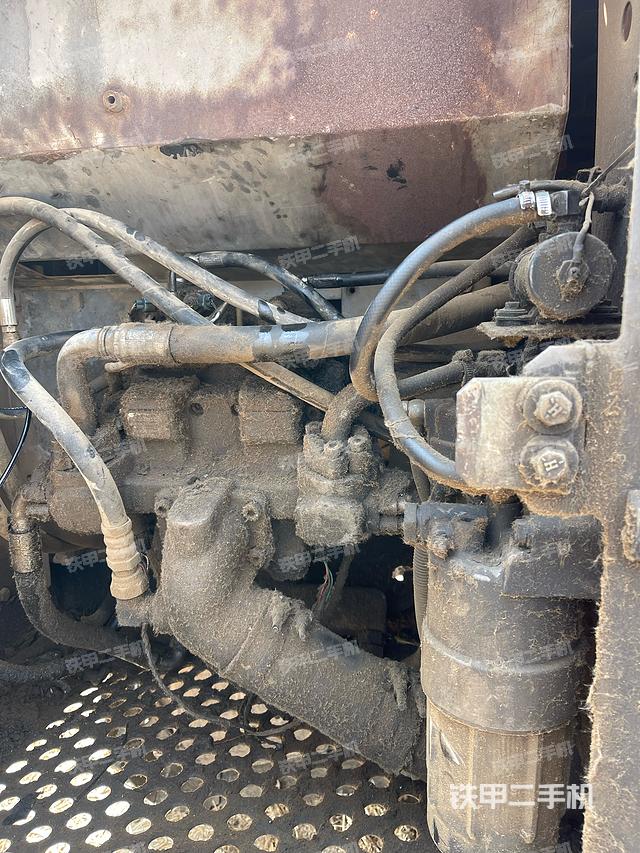 液压泵舱室正面整体（整机外观）