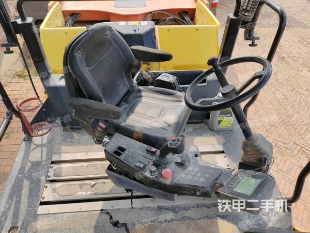 操作臺全景（壓路機駕駛室）