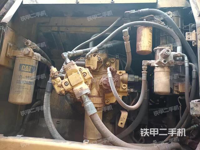 液压泵舱室正面整体（整机外观）