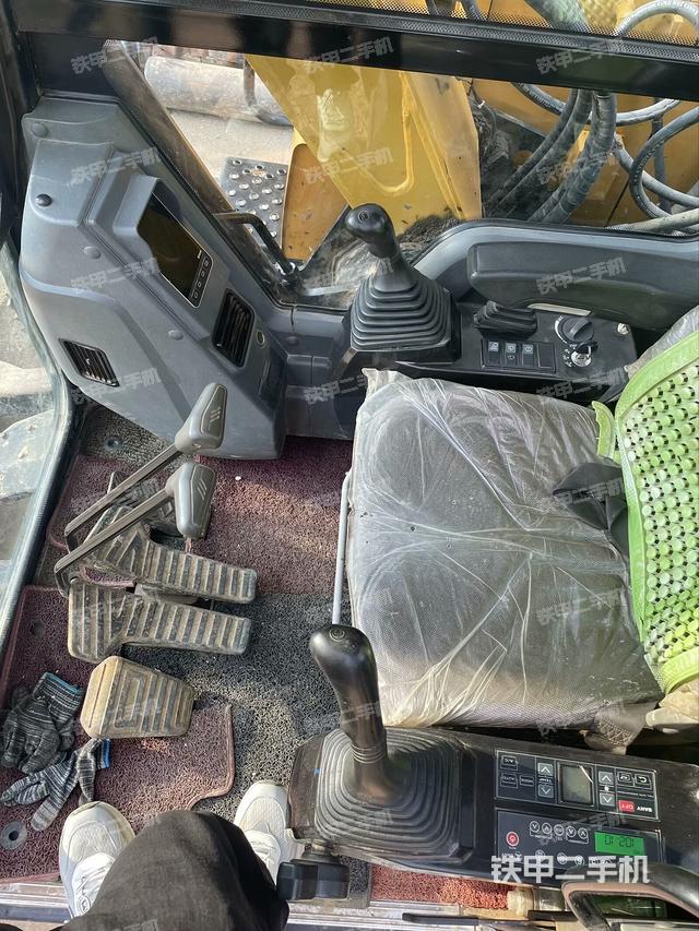 駕駛室整體(整機外觀) 駕駛室整體(整機外觀)