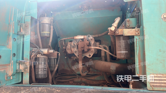 液压泵舱室正面整体（整机外观）