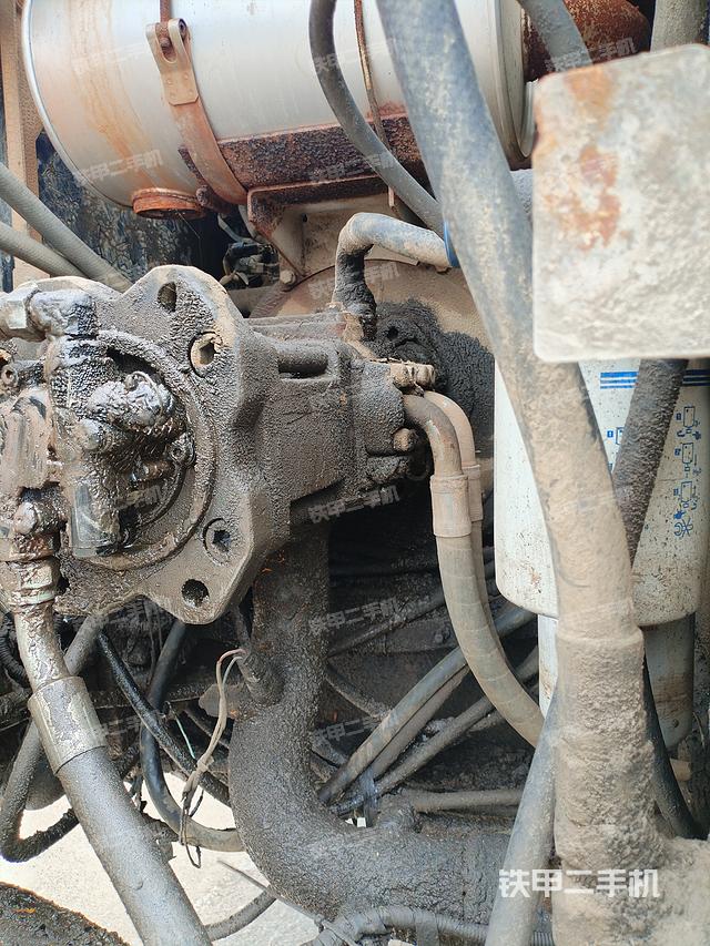 液压泵舱室正面整体（整机外观）