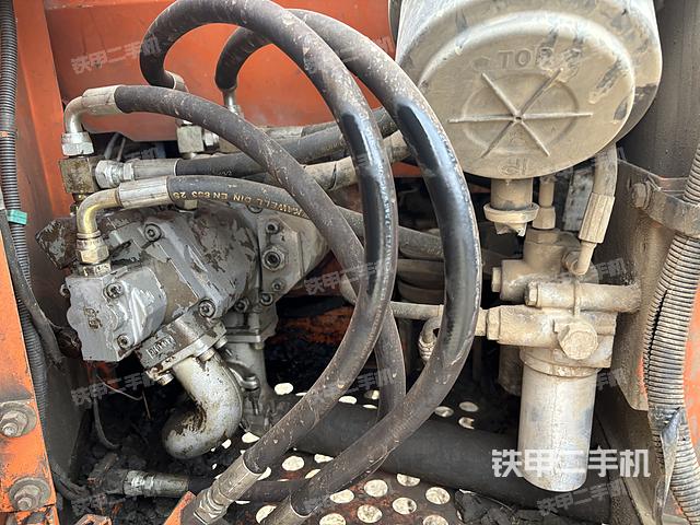 液压泵舱室正面整体（整机外观）