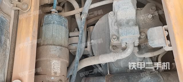 液压泵舱室正面整体（整机外观）