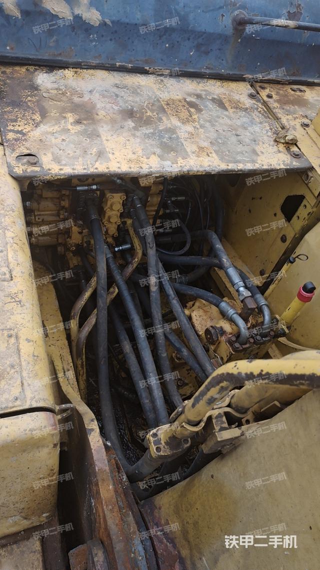 回转马达和主控阀（整机外观）