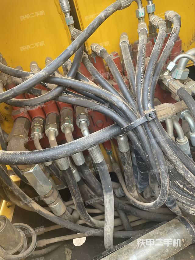 回转马达和主控阀（整机外观）