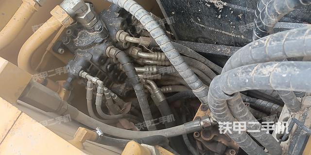 回转马达和主控阀（整机外观）