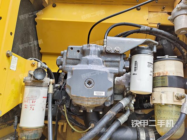 液压泵舱室正面整体（整机外观）