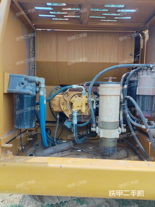 液压泵舱室正面整体（整机外观）