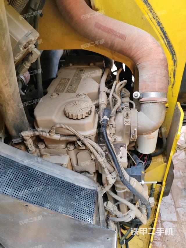 發(fā)動機右側全景（壓路機發(fā)動機艙）