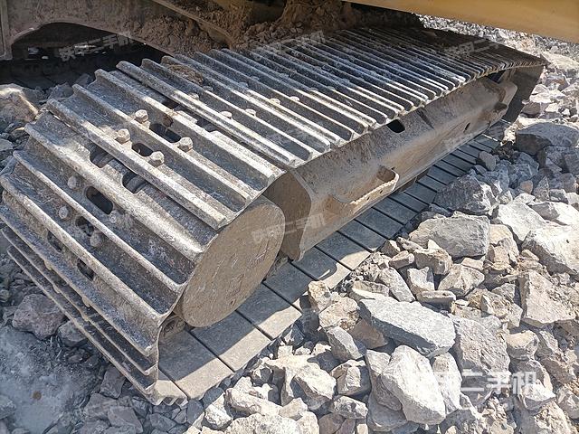 液压泵舱室正面整体（整机外观）